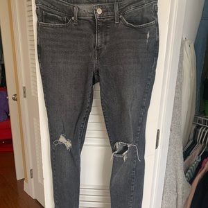 HOST PICK 💕 Black Distressed Levi Jeans